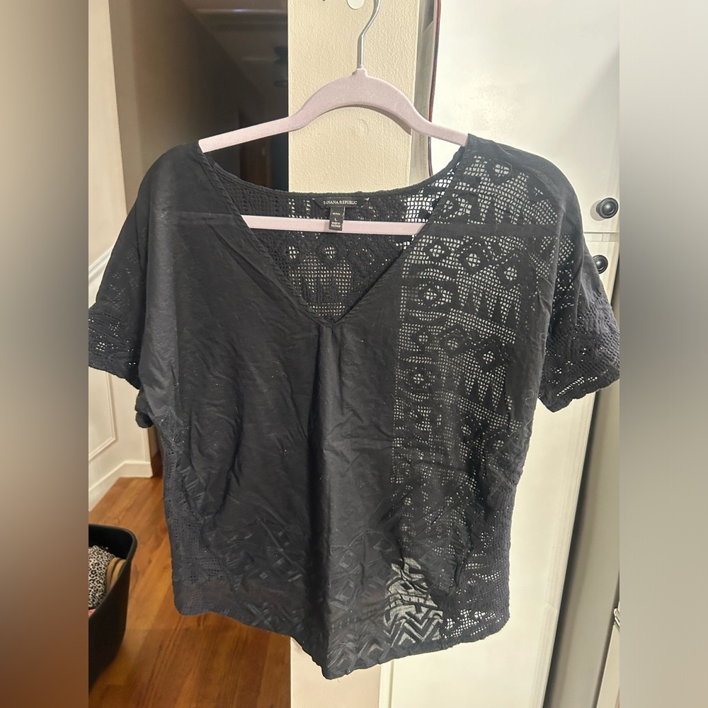Banana republic blank textured top. Size L. Smoke free home.